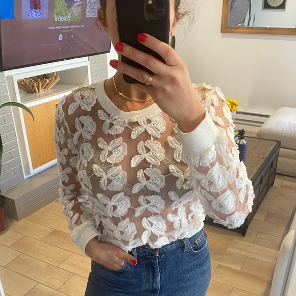 Beautiful floral detail top - Picture 4 of 5